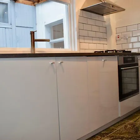 Renovated 3 Bedroom 公寓 *