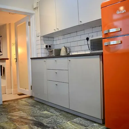 Renovated 3 Bedroom 公寓 *