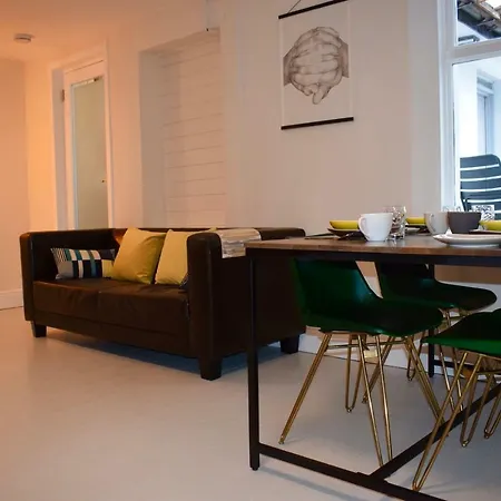Renovated 3 Bedroom 公寓 *