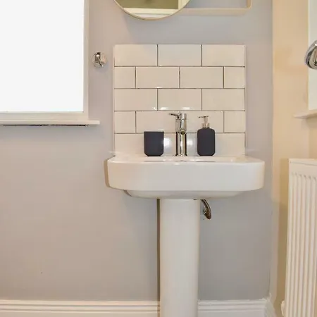 Renovated 3 Bedroom 公寓 *
