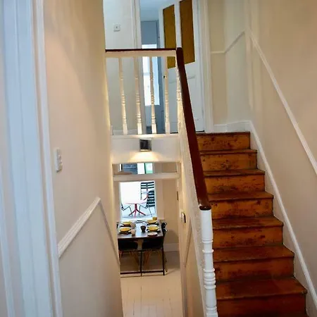 Apartment Renovated 3 Bedroom *